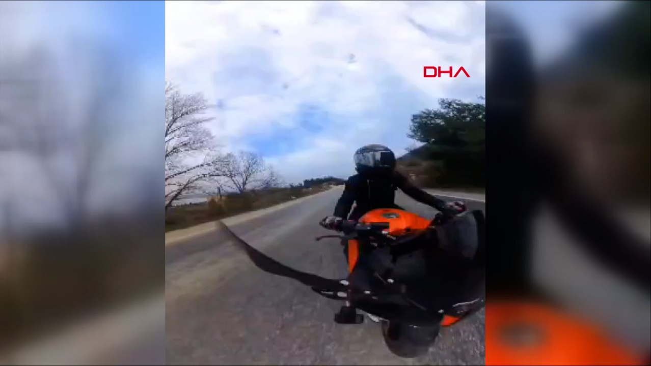 Geri manevra yapan otomobilin motosiklete çarptığı kaza kamerada