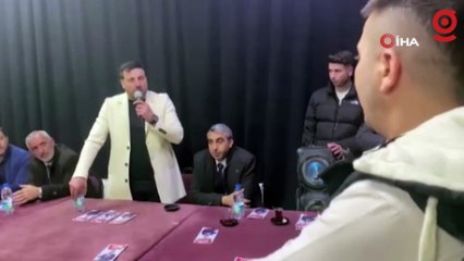 YRP adayı Davut Güloğlu mikrofonu fırlattı, vatandaşın üzerine yürüdü