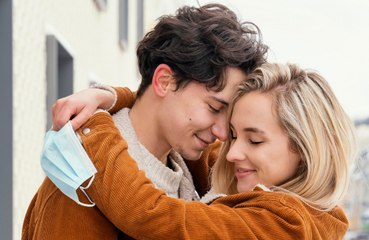 Women who get hugged more are happier in relationships