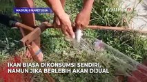 Aksi Warga Berburu Ikan Saat Sungai Meluap di Kabupaten Madiun