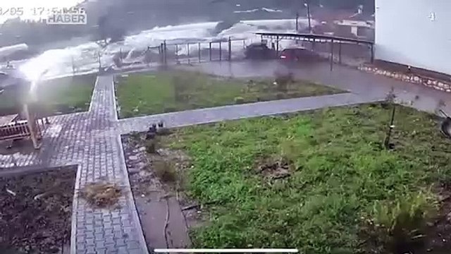 Antalya'da sağanak, fırtına ve hortum etkili oldu: Hortum anı kameraya yansıdı