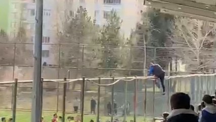 Cezalı antrenör tel örgüleri aşarak sahaya indi