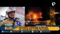 Incendio destruye dos almacenes clandestinos en Barrios Altos: siguen trabajando para apagar fuego