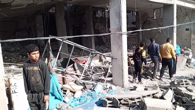 توسح دائرة الدمار في دير البلح جراء الغارات الإسرائيلية