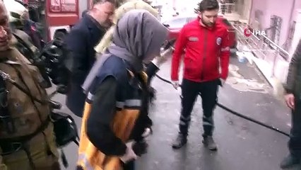 İstanbul'da dumandan etkilenen bir kediyi itfaiye kalp masajıyla hayata döndürdü