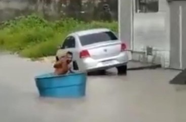 Dentro de caixa d'água, homem cobra autoridades por medidas contra enchentes na Bahia
