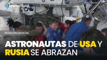 El abrazo entre los astronautas estadounidenses y el ruso en la Estación Espacial Internacional