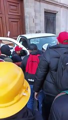 Manifestantes pro Ayotzinapa tumban puerta de Palacio Nacional con camioneta