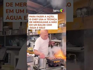 Chef impressiona turistas ao colocar a mão no fogo para preparar pratos no Japão #shorts