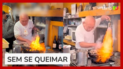 Chef impressiona turistas ao colocar a mão no fogo para preparar pratos no Japão