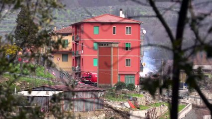 Valbisenzio isolata da giorni, la frana fa paura