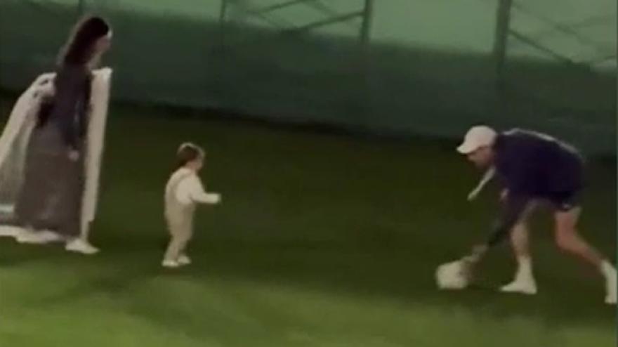 Video Video, Jannik Sinner gioca con il figlio di Nadal