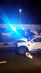 罗厘失控冲上安全岛 连撞货车，两司机受伤 🚗💥