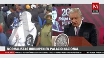 Normalistas tiran puerta e irrumpen en Palacio Nacional