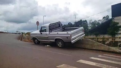 Caminhonete fica pendurada no viaduto da BR-277, em Cascavel