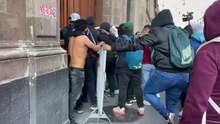 Manifestantes por Ayotzinapa irrumpen en Palacio Nacional