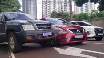 Versa e S10 se envolvem em colisão na saída de estacionamento no Centro