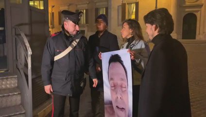 David Rossi, flash mob famiglia a Montecitorio: identificati da carabinieri - Video