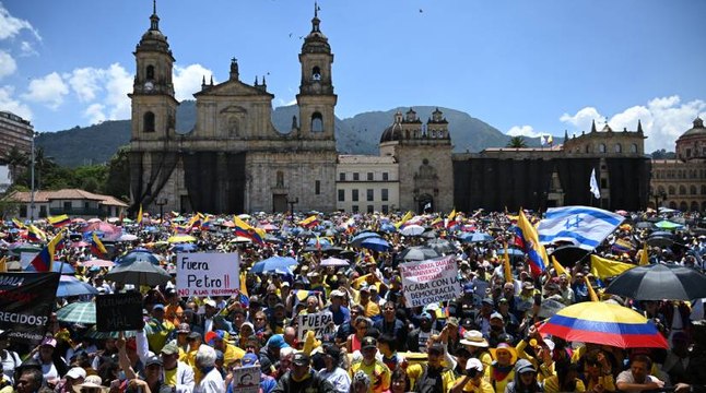 Pancartas, banderas y cánticos: imágenes de las marchas en rechazo a reformas del Gobierno