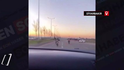 Diyarbakır'da 2 sürücünün yüzüstü yatıp motosiklet kullandığı anlar