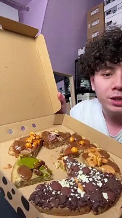 Je teste toutes les saveurs de la pizza cookie de cédric grolet !