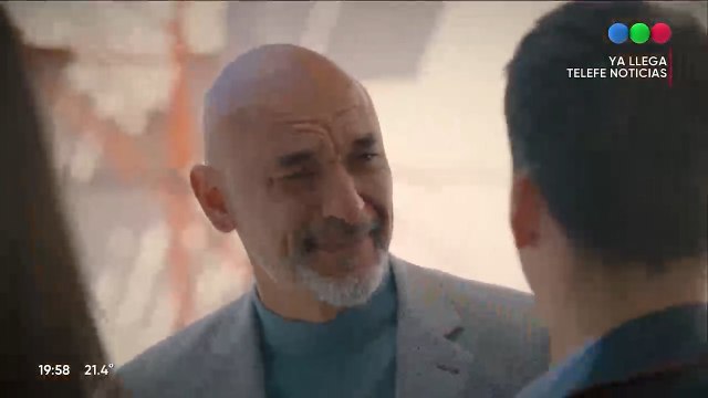 En Todo por mi hogar , Sarp se enfurece con Ahmet por Ömer