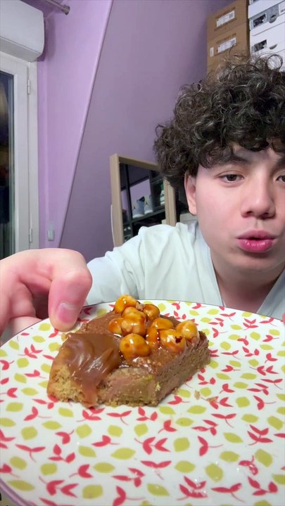 Je mange le cookie noisette de cedric grolet !
