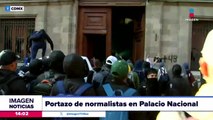 Portazo de normalistas de Ayotzinapa en Palacio Nacional