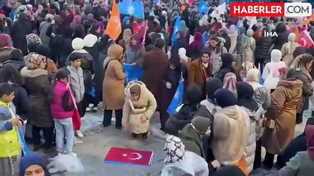 Cumhurbaşkanı Erdoğan konuşurken Türk bayrağını seccade yapıp miting alanında namaz kıldı