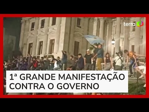 Argentinos fazem 'panelaço' em protesto a pacote com 30 reformas de Milei