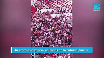 Un gesto que generó aplausos en la tribuna pincha