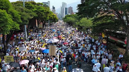 Miles protestan en Colombia contra el gobierno de Gustavo Petro