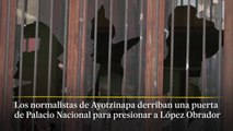 os normalistas de Ayotzinapa derriban una de las puertas del Palacio Nacional