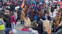 Erdoğan'ın mitingine gelen kadın Türk bayrağını yere serip namaz kıldı
