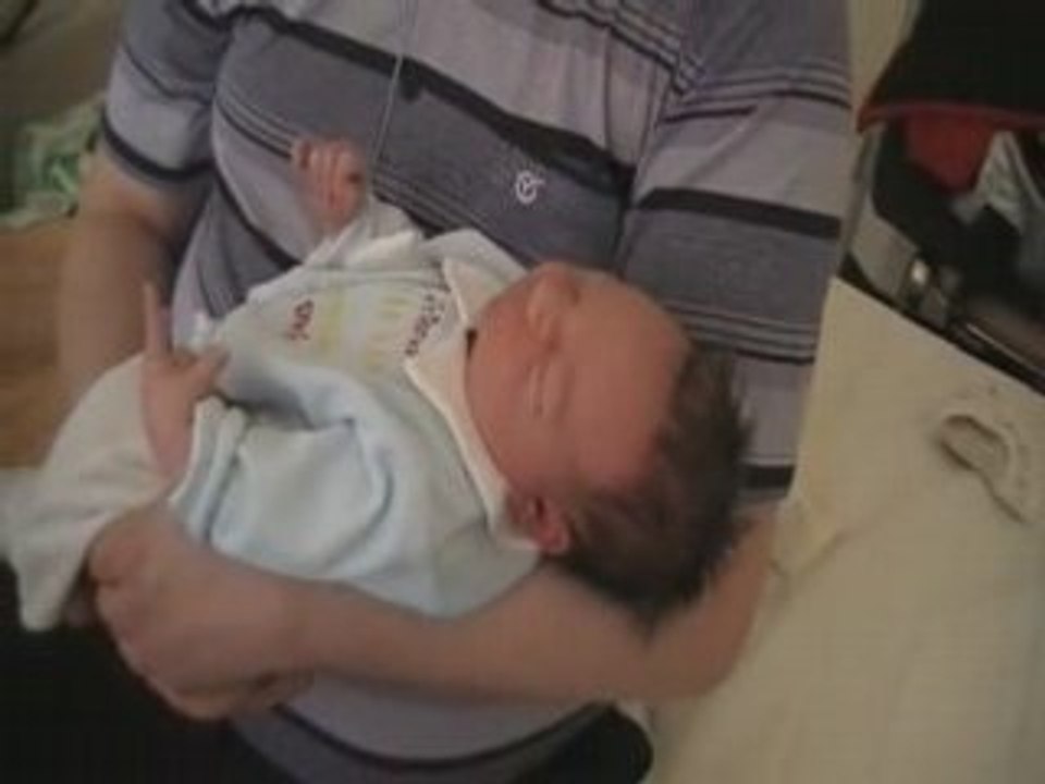 bastien né le 1 er avril 2008 1ere video