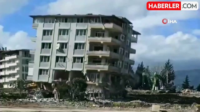 Halatla çekilen 6 katlı binanın domino taşı gibi devrildiği anlar kamerada