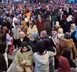 Mitingde Türk Bayrağı'nı yere sererek namaz kıldı