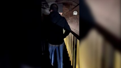 Seferlerin yapılamadığı Üsküdar-Çekmeköy metrosunda araçtan inen yolcular istasyona yürüdü