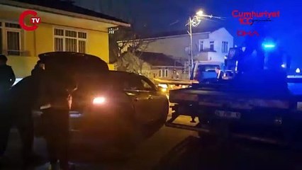 Üsküdar’da denetim noktasından kaçan otomobil apartman boşluğuna düştü