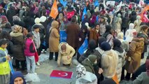 Erdoğan'ın mitinginde Türk bayrağını önüne bırakıp namaz kıldı