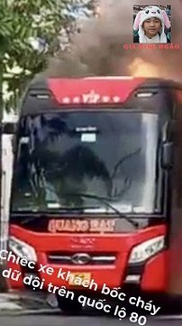 Xe khách cháy trơ khung trên quốc lộ, hành khách kịp thoát ra ngoài