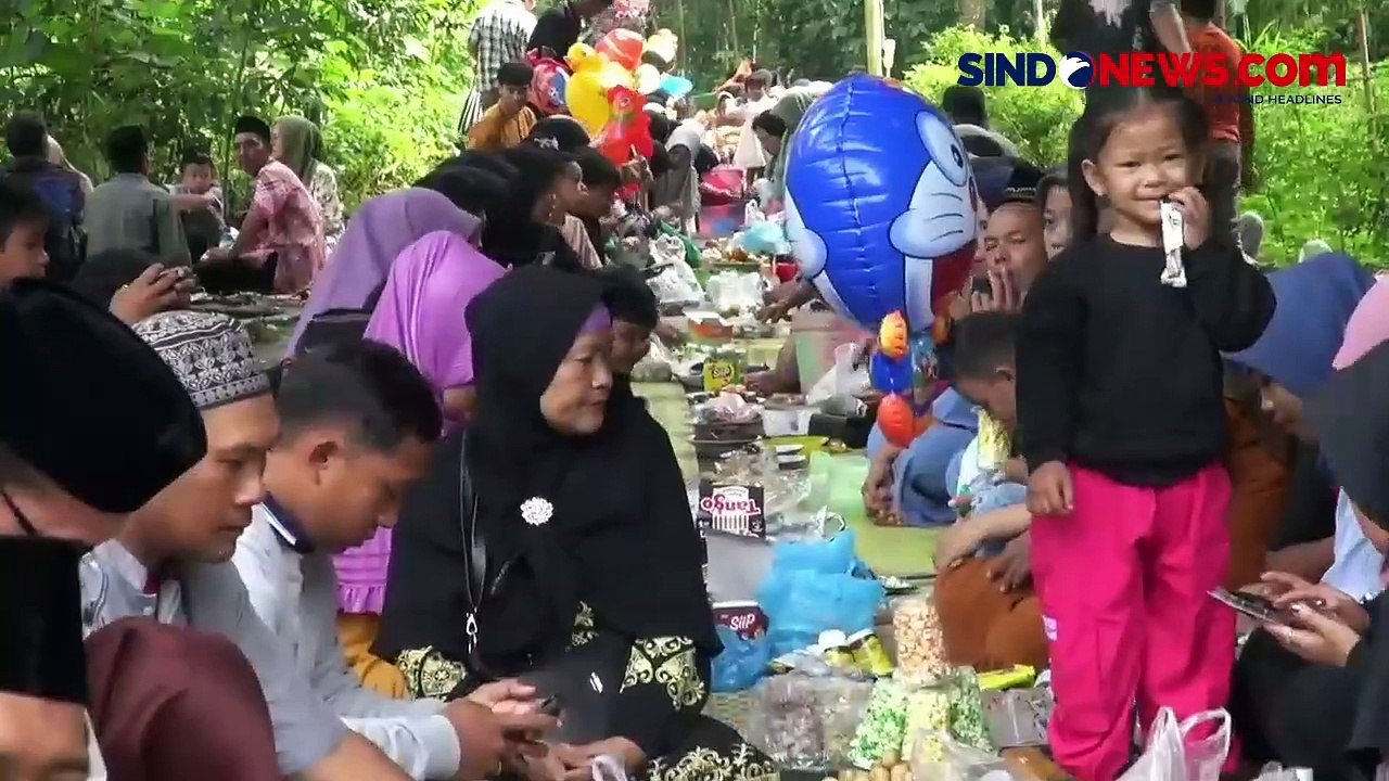Tradisi Nyadran Jelang Ramadhan, Warga Semarang Kerja Bakti Bersihkan TPU-Makan Bareng