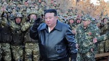 Líder norte-coreano manipula arma ao inspecionar base de treinamento