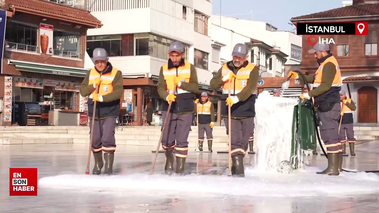 Eyüpsultan Cami ve meydanı gül suyu ile yıkandı