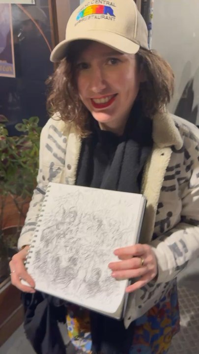 Belle rencontre avec @kovaview ✍️ à la sortie des @charlottefever.theband lors de leur @lamaroquinerie ✌️