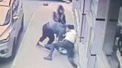 Esenler’de sokak ortasındaki arbedede silah ateş aldı: 2 yaralı