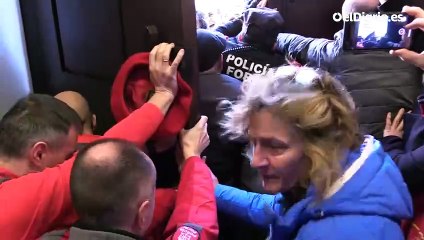 Un grupo de agricultores intentan asaltar el Parlamento de Navarra