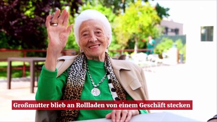 Großmutter blieb an Rollladen von einem Geschäft stecken