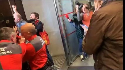 Brutales imágenes de agricultores intentando tomar el Parlamento de Navarra