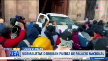 Normalistas derriban puerta de Palacio Nacional